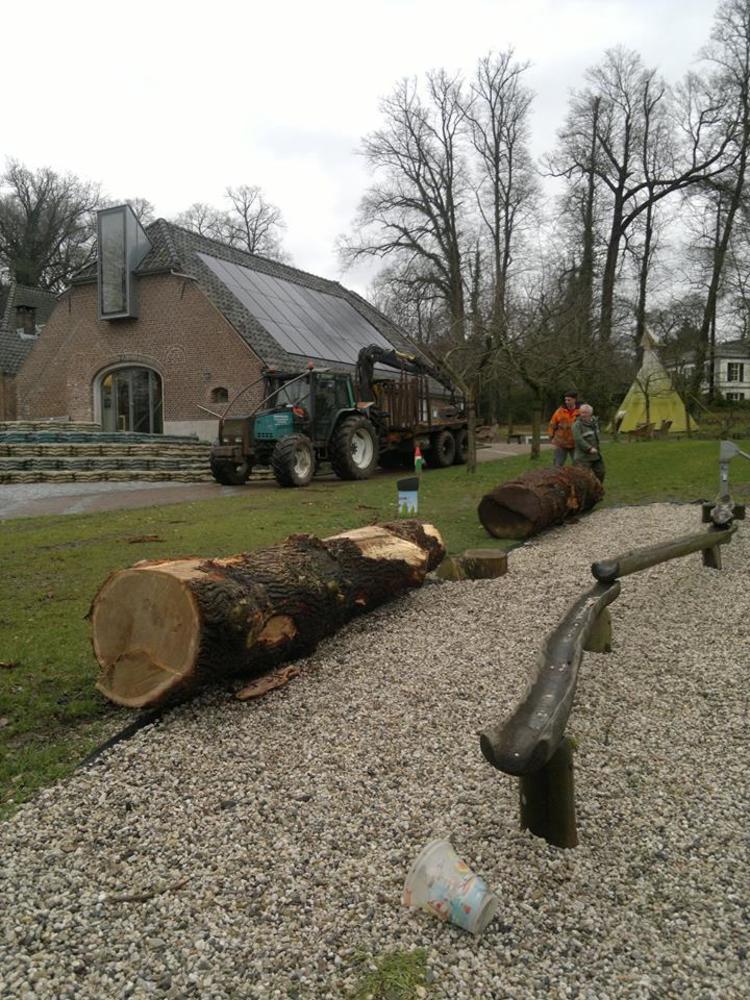 Boomstammen geplaatst bij waterspeelplaats