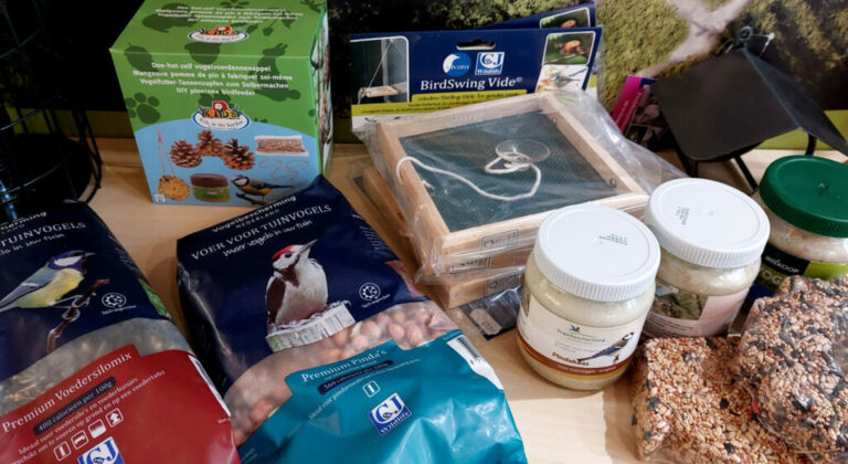 Een ruim assortiment vogelvoer in de winkel