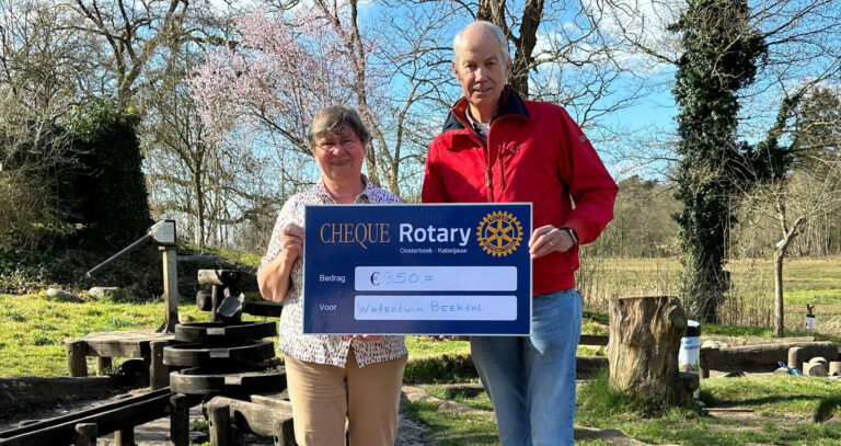 Ineke neemt cheque van de Rotary club in ontvangst