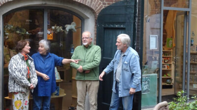 Gastheren en gastvrouwen buiten bij het bezoekerscentrum